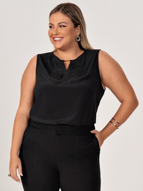 Regata Plus Size Preta com Decote V Kaône