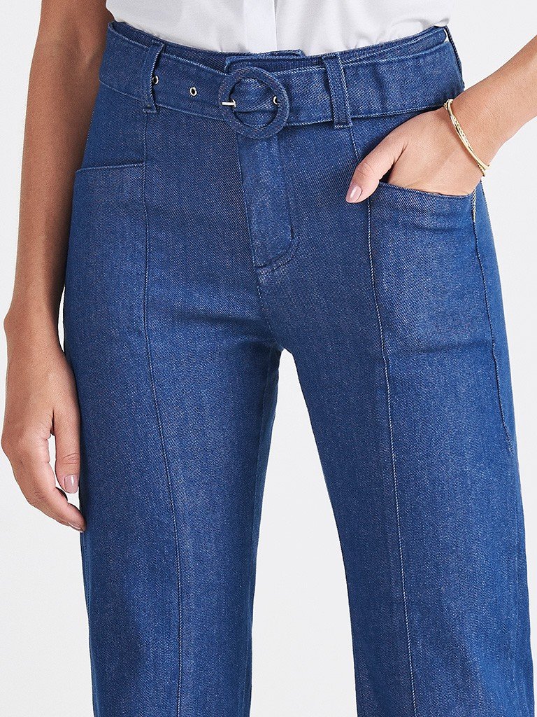 calca jeans flare cintura media com cinto eudora detalhes