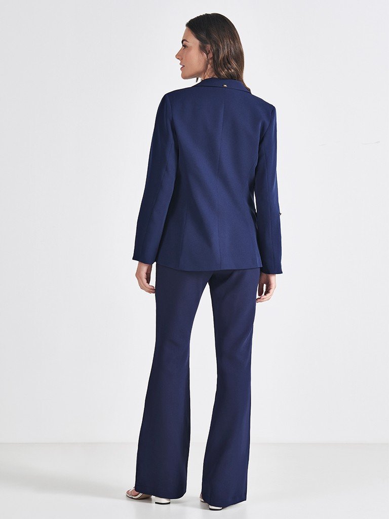 blazer feminino de alfaiataria marinho com martingale tifani costas look inteiro
