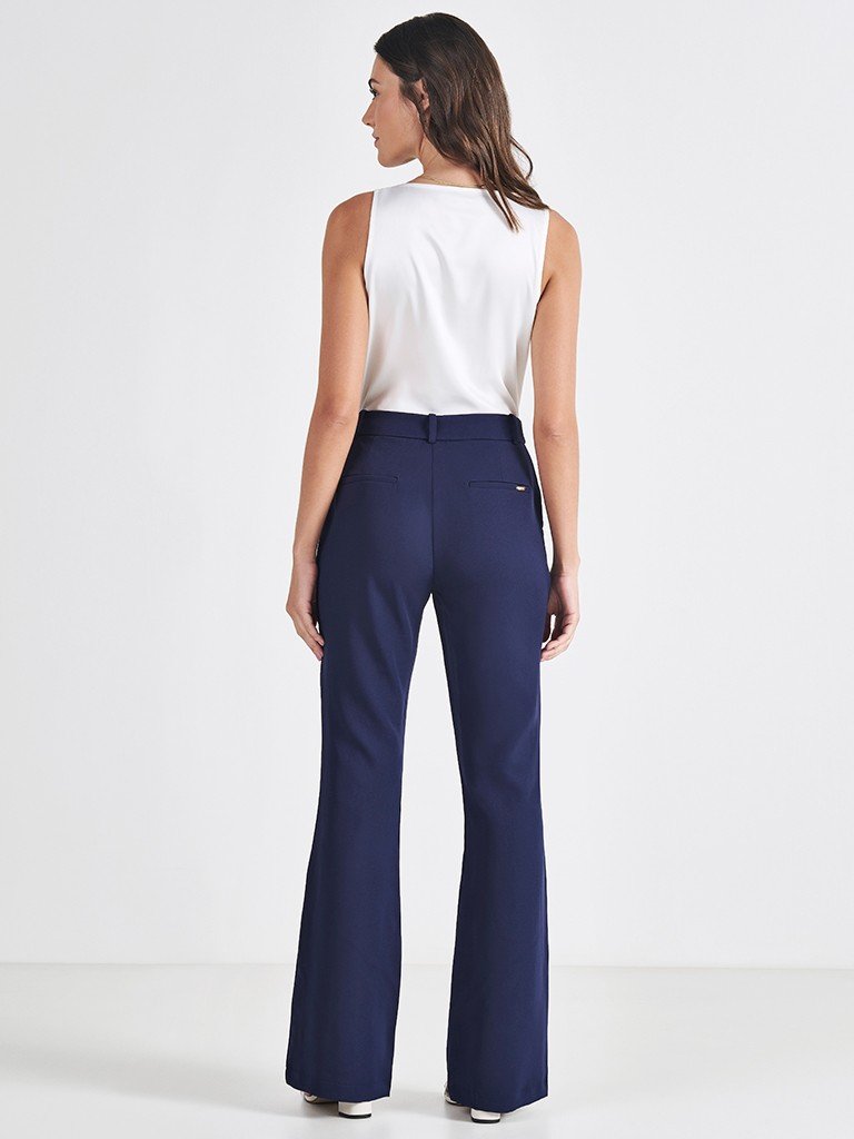 calca flare de alfaiataria marinho vaniria look inteiro costas