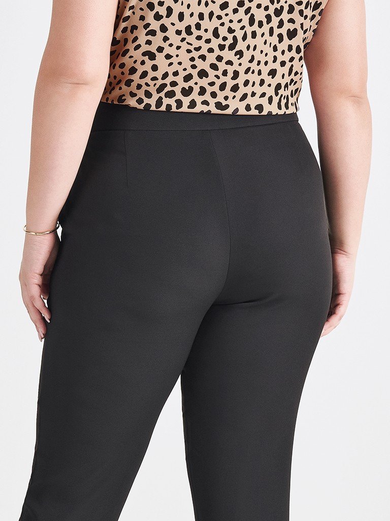 calca reta plus size em alfaiataria preta reese detalhes costas