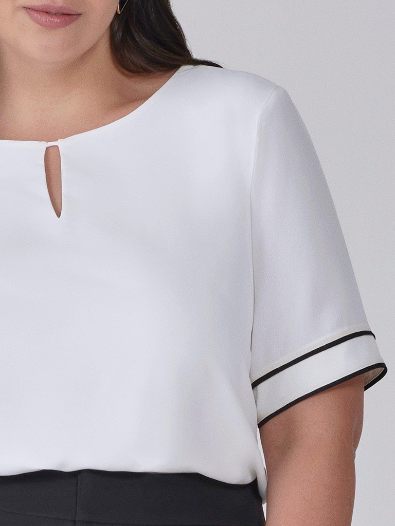 blusa off white com filete preto nagila plus size detalhes