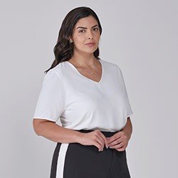 blusa corte v off white plus size detalhes pequeno