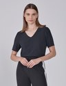 blusa decote v preto nilda capa
