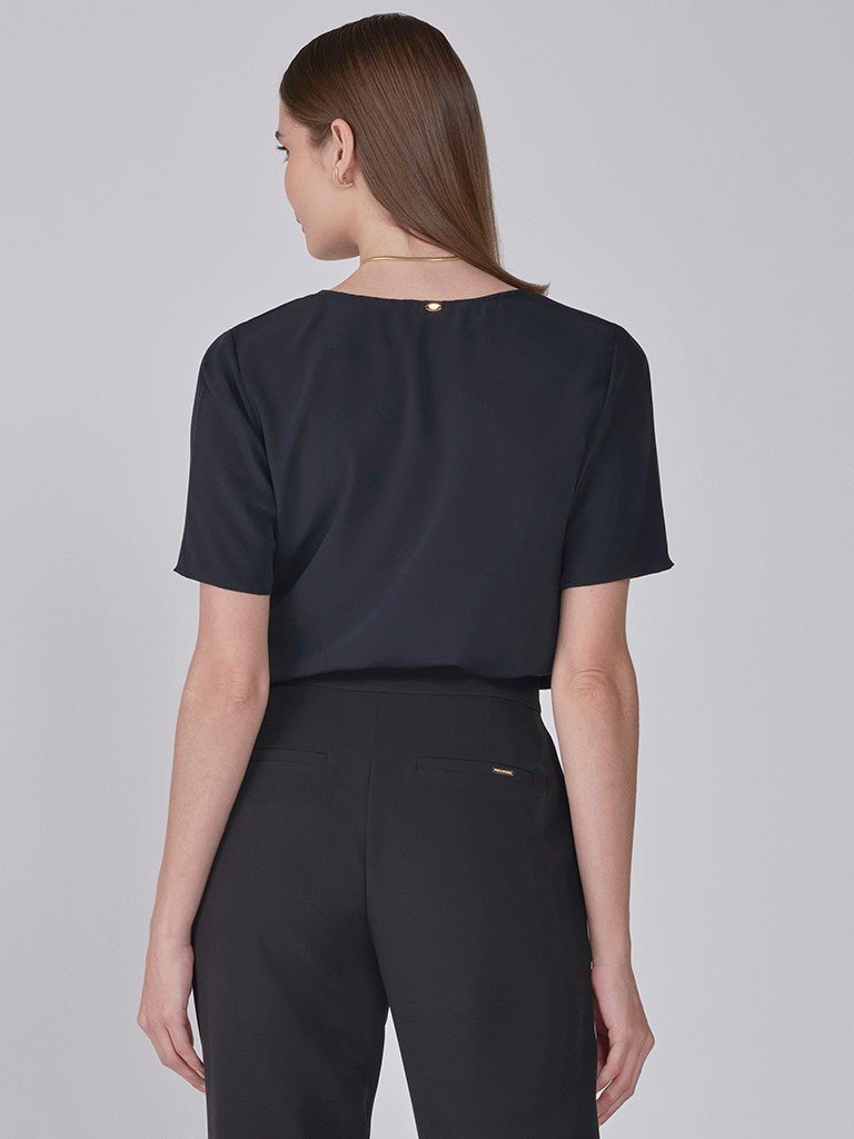 blusa decote v preto nilda costas capa
