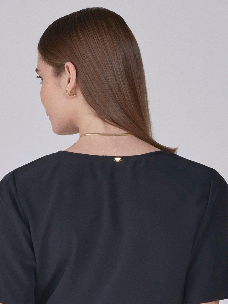 blusa decote v preto nilda costas detalhe