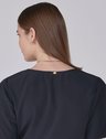 blusa decote v preto nilda costas detalhe
