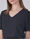 blusa decote v preto nilda pequeno detalhe