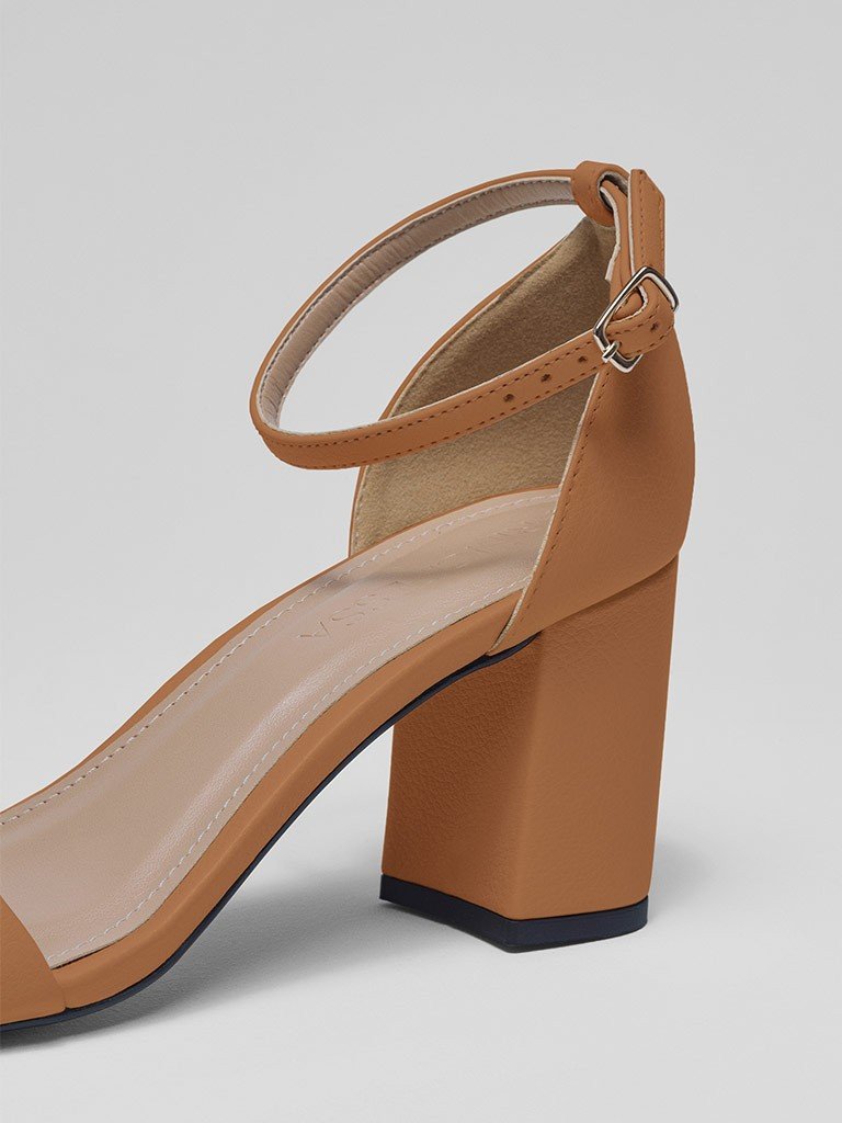 sandalia camel salto bloco ana laura detalhes