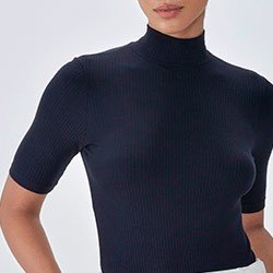blusa canelada preta gianna capa pequeno detalhe