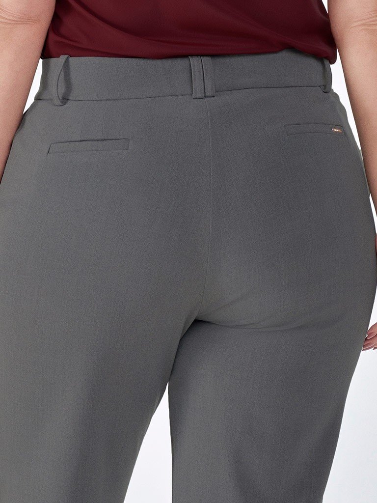 calca cinza alfaiataria plus ana paula detalhes costas