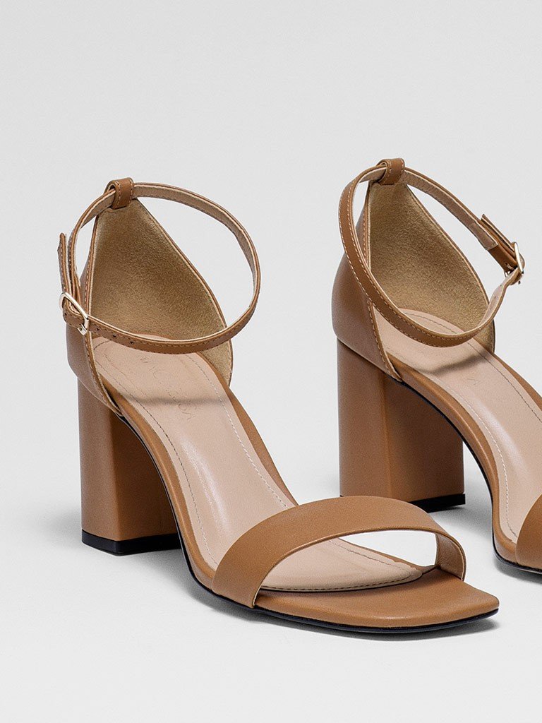 sandalia camel ana laura frente