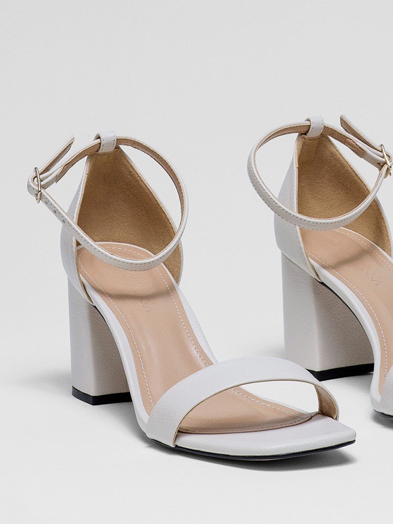 sandalia off white manuela detalhes