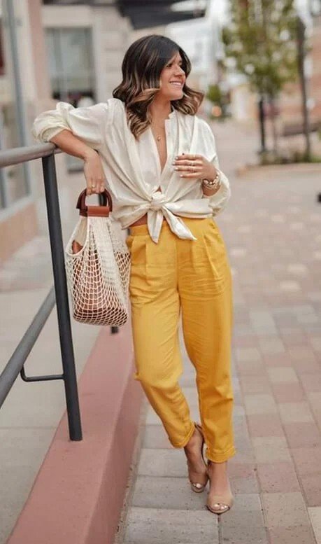 look natural com camisa amarrada calca amarelo