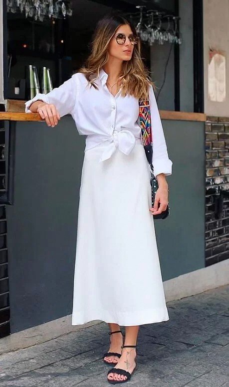 camisa branca amarrada look casual monocromatico com saia
