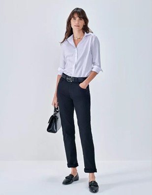 camisa branca amarrada look casual monocromatico com saia