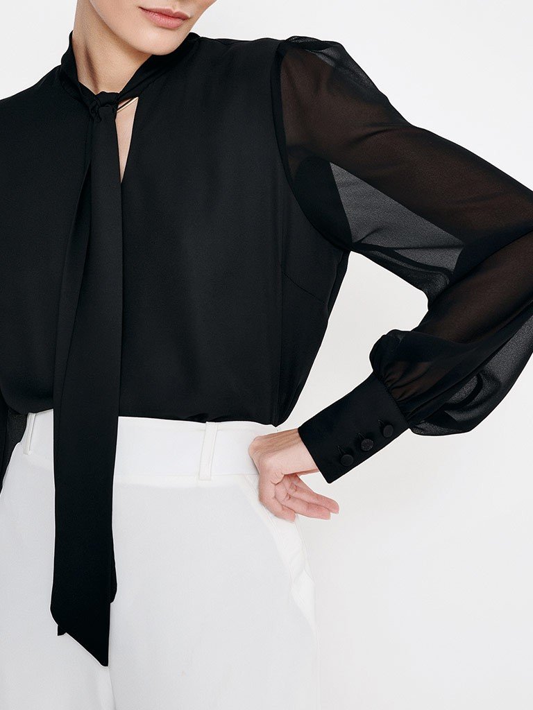 blusa preta gola laco plus vanilde detalhes