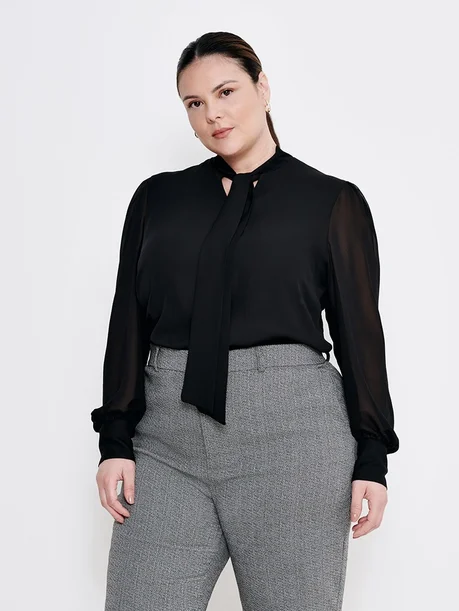 Blusa de Crepe com Laço Plus Size Preta Isabele