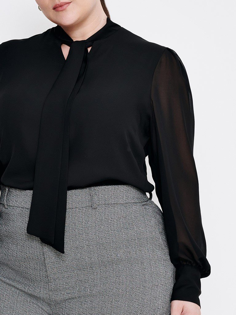 blusa preta gola laco plus vanilde detalhes