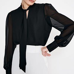 blusa preta gola laco pequeno