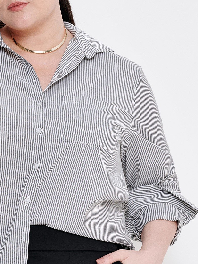 camisa listrada plus alongada bia detalhe