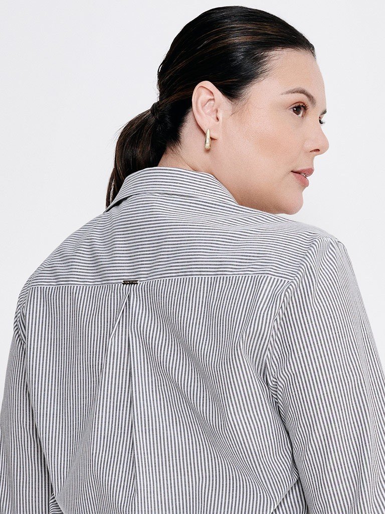 camisa listrada plus alongada bia detalhe placa