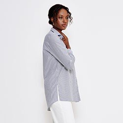 camisa listrada oversized bia detalhes