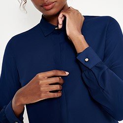 camisa marinho crepe blair detalhes