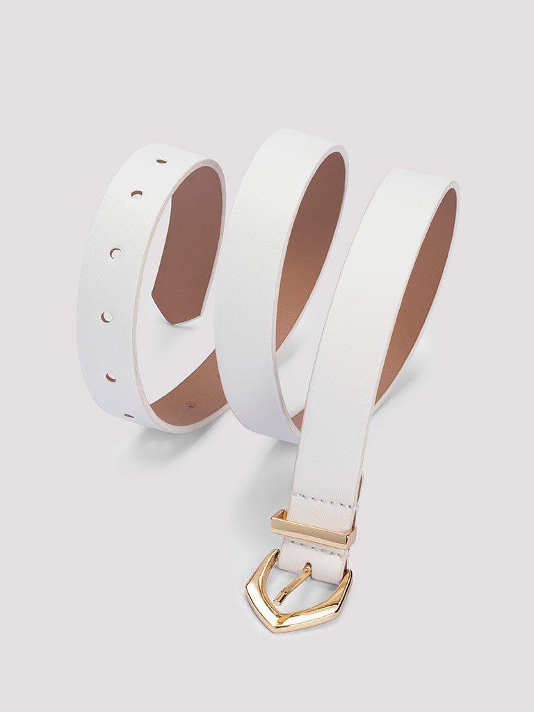 cinto off white fivela geometrica ayane frente