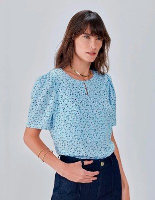 blusa floral azul com decote gota manga bufante