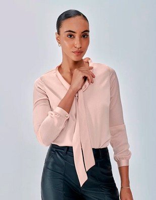 blusa bege de cetim maquinetado com gola laco