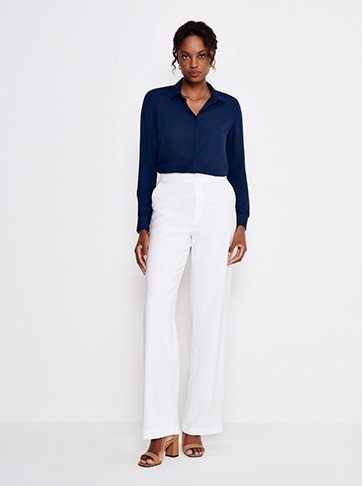 camisa branca amarrada look casual monocromatico com saia