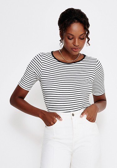 look natural com camisa amarrada calca amarelo