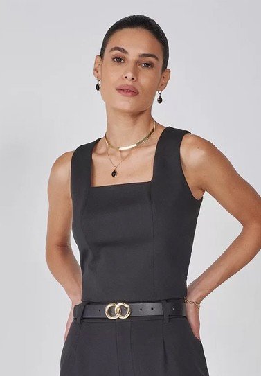 camisa branca amarrada look casual monocromatico com saia
