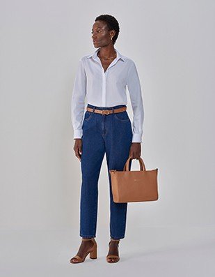 look natural com camisa amarrada calca amarelo