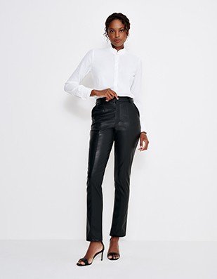 camisa branca amarrada look casual monocromatico com saia