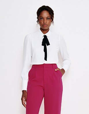 camisa branca amarrada look casual monocromatico com saia