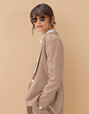 camisa branca amarrada look casual monocromatico com saia