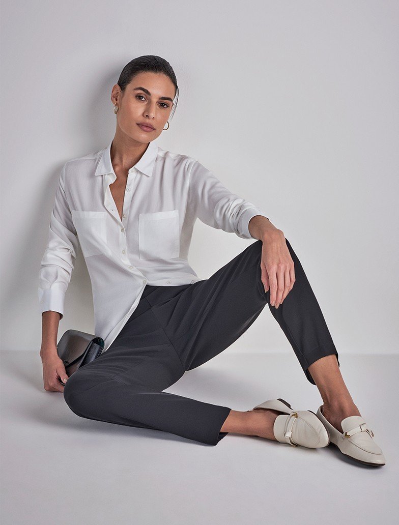 camisa branca amarrada look casual monocromatico com saia