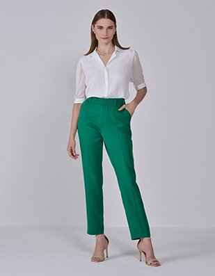 camisa branca amarrada look casual monocromatico com saia