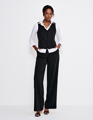 camisa branca amarrada look casual monocromatico com saia