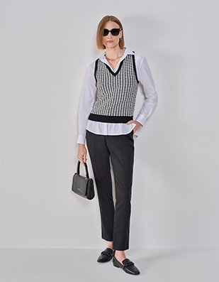 camisa branca amarrada look casual monocromatico com saia