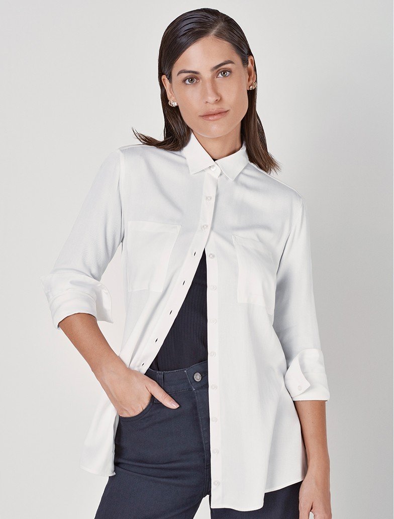 camisa branca amarrada look casual monocromatico com saia