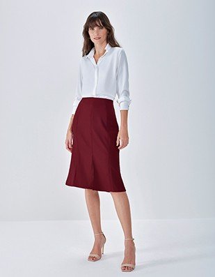 camisa branca amarrada look casual monocromatico com saia