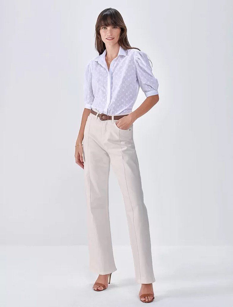 look natural com camisa amarrada calca amarelo