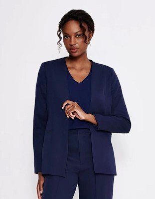 camisa branca amarrada look casual monocromatico com saia
