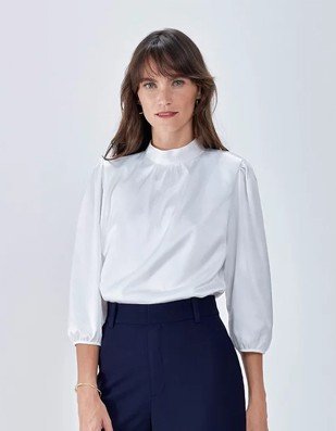 camisa branca amarrada look casual monocromatico com saia