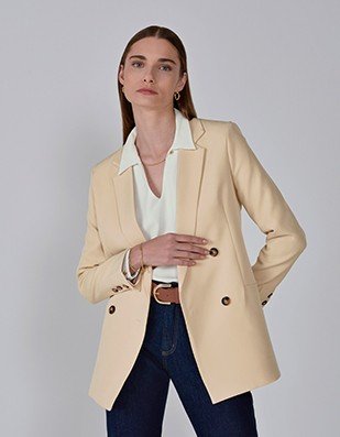look natural com camisa amarrada calca amarelo