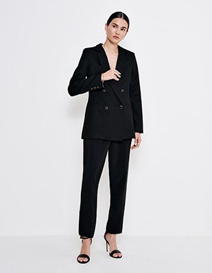 camisa branca amarrada look casual monocromatico com saia