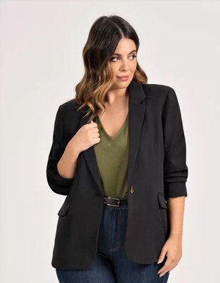 camisa branca amarrada look casual monocromatico com saia